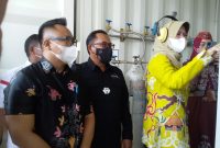 Lisda Arriyana, Pj Bupati Barsel (baju batik kuning) saat menghidupkan mesin generator oxygen didampingi Direktur RSUD Jarse Buntok dr. H. Noorman Wahyu (kiri), Jumat (23/9/2022). 
Foto. Alifansyah/1tulah.com
