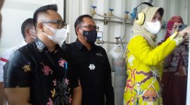 Lisda Arriyana, Pj Bupati Barsel (baju batik kuning) saat menghidupkan mesin generator oxygen didampingi Direktur RSUD Jarse Buntok dr. H. Noorman Wahyu (kiri), Jumat (23/9/2022). 
Foto. Alifansyah/1tulah.com
