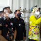 Lisda Arriyana, Pj Bupati Barsel (baju batik kuning) saat menghidupkan mesin generator oxygen didampingi Direktur RSUD Jarse Buntok dr. H. Noorman Wahyu (kiri), Jumat (23/9/2022). 
Foto. Alifansyah/1tulah.com
