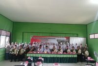 LKKNU Barsel berfoto bersama siswa/siswi MAN Barsel usai memberikan bimbingan usia pra nikah, Rabu (28/9/2022).
 Foto. Alifansyah/1tulah.com
