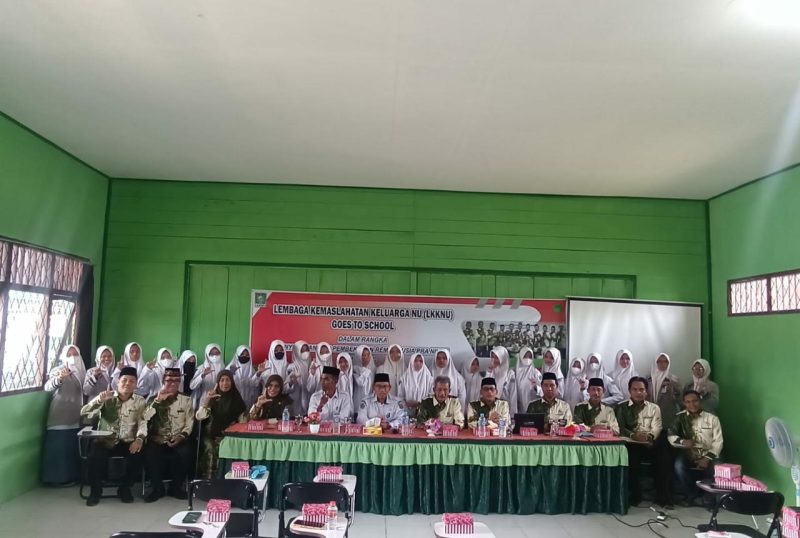 LKKNU Barsel berfoto bersama siswa/siswi MAN Barsel usai memberikan bimbingan usia pra nikah, Rabu (28/9/2022).
 Foto. Alifansyah/1tulah.com
