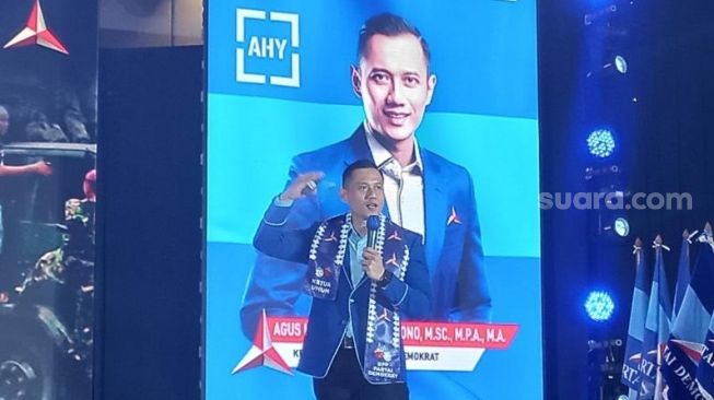Ketua Umum Partai Demokrat Agus Harimurti Yudhoyono (AHY) dalam pelantikan pengurus DPD Demokrat DKI Jakarta dan Maluku di JIExpo Kemayoran, Jakarta Pusat, Selasa (15/3/2022). [Suara.com/Fakhri Fuadi Muflih/suara.com]