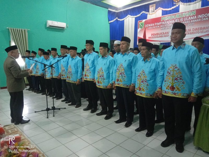 Pengurus DP MUI Kabupaten Barsel masa bhakti 2022-2027 saat dikukuhkan, Selasa (27/9/2022). 
Foto. Alifansyah/1tulah.com
