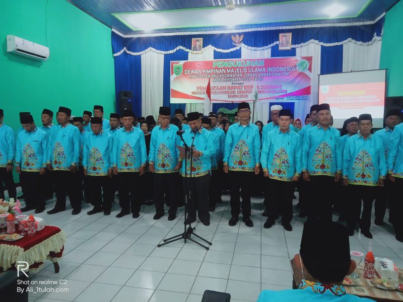 DP MUI Kabupaten Barsel saat membacakan surat pernyataan sikat penolakan terhadap komunitas LGBT, Selasa (27/9/2022). 
Foto. Alifansyah/1tulah.com
