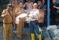 Penyerahan bantuan alat tangkap ikan secara simbolis oleh PT.ASL Ke pemerintah Desa Jurubanu Kabupaten Barito Timur, Senin (26/9/2022).
Foto: 1tulah.com/zakirin
