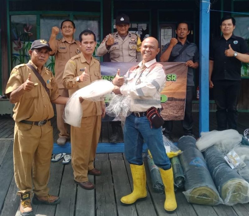 Penyerahan bantuan alat tangkap ikan secara simbolis oleh PT.ASL Ke pemerintah Desa Jurubanu Kabupaten Barito Timur, Senin (26/9/2022).
Foto: 1tulah.com/zakirin
