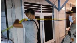 Personil polisi dari Polresta Palangka Raya, saat memasang police line di TKP, Sabtu, 24 September 2022. Foto.Ingkit/1tulah 