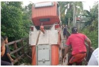 Mobil Damkar Pemkab Murung Raya, terperosok ketika hendak memadamkan kebakaran di Desa Bahitom. Foto. BPBD Pemkab Mura