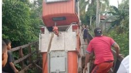 Mobil Damkar Pemkab Murung Raya, terperosok ketika hendak memadamkan kebakaran di Desa Bahitom. Foto. BPBD Pemkab Mura