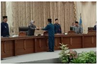 Juru bicara Fraksi Partai Demokrat, Edi Frans Aji, saat menyerahkan pandangan umum fraksinya, ke pimpinan rapat paripurna, Selasa, 20 September 2022.foto.Delia/1tulah.com