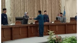 Juru bicara Fraksi Partai Demokrat, Edi Frans Aji, saat menyerahkan pandangan umum fraksinya, ke pimpinan rapat paripurna, Selasa, 20 September 2022.foto.Delia/1tulah.com