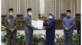 Bupati nadalsyah saat menyerahkan pidato nya dalam pidatonya terkait Raperda tentang APBD Perubahan Tahun Anggaran 2022 dan penarikan Raperda tentang Perubahan Ketiga atas Perda Nomor 1 Tahun 2011 tentang Pajak Daerah Kabupaten Barito Utara, Senin, 19 September 2022.Foto.Delia/1tulah.com