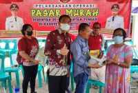Wakil Bupati Barito Timur Habib Said Abdul Saleh saat kegiatan pasar murah (baju biru), Minggu (18/9/2022). 
Foto:1tulah.com/zakirin
