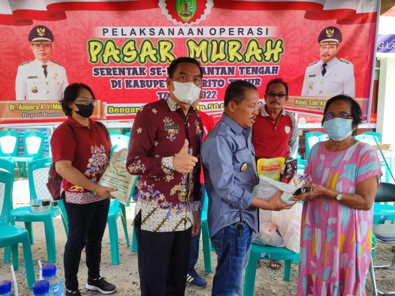 Wakil Bupati Barito Timur Habib Said Abdul Saleh saat kegiatan pasar murah (baju biru), Minggu (18/9/2022). 
Foto:1tulah.com/zakirin
