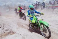 Para pebalap Kejurda Grasstrack 2022 Barsel saat bertanding di sirkuit Sanggu Malawen Raya, Minggu (25/9/2022. 
Foto. Alifansyah/1tulah.com
