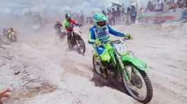 Para pebalap Kejurda Grasstrack 2022 Barsel saat bertanding di sirkuit Sanggu Malawen Raya, Minggu (25/9/2022. 
Foto. Alifansyah/1tulah.com
