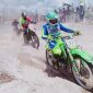 Para pebalap Kejurda Grasstrack 2022 Barsel saat bertanding di sirkuit Sanggu Malawen Raya, Minggu (25/9/2022. 
Foto. Alifansyah/1tulah.com
