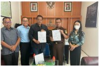 Salah satu perusahaan saat membayar lunas iuran BPJS ketenagakerjaan di Kantor Kejaksaan Negeri Barito Utara, belum lama ini.Foto.Humas Kejari Barito Utara.