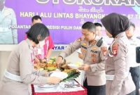 AKBP Yusfandi Usman, Kapolres Barsel saat memotong tumpeng pada acara hari Lantas ke-67 didampingi Kasatlantas, Kamis (22/9/2022). 
Foto. Alifansyah/1tulah.com
