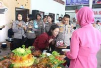 Salah seorang Personel Polwan Polres Barsel saat meniup lilin di perayaan HUT Polwan ke-74 dengan didampingi oleh Kapolres Barsel AKBP Yusfan Usman beserta istri. 
Foto. Alifansyah/1tulah.com
