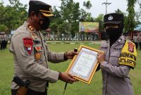 Salah satu personel Polwan di Polres Bartim saat menerima penghargaan dari Kapolres AKBP Viddy Dasmasela, Selasa (13/9/2022). 
Foto: 1tulah.com/zakirin
