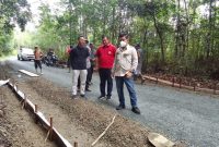 Bupati Barito Timur Ampera AY Mebas (mengenakan masker) didampingi Kabid Bina Marga PUPR Perkim Bartim, Dodianto saat memantau proyek di wilayah Bartim, Jumat (9/9/2022).
Foto: 1tulah.com/zakirin
