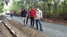 Bupati Barito Timur Ampera AY Mebas (mengenakan masker) didampingi Kabid Bina Marga PUPR Perkim Bartim, Dodianto saat memantau proyek di wilayah Bartim, Jumat (9/9/2022).
Foto: 1tulah.com/zakirin
