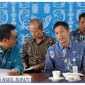 Wakil Bupati Sugianto Panala Putra dan Sekda saat mengikuti Rakor Penguatan, Pembinaan, Pengawasan, dan Pengelolaan BUMD.
Foto.Humas Barut
