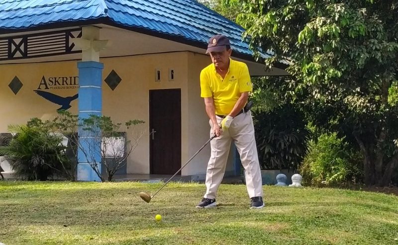 Wakil Ketua DPRD Kalteng, H Abdul Razak bermain golf. Foto:Ist