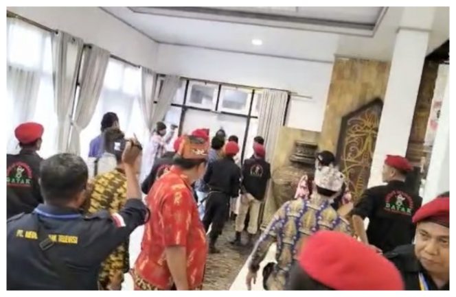 Musda II pemilahan ketua DAD Barito Utara, nyaris ricuh. Tampak gambar salah satu calon dikeluarkan dari tempat acara, usai memukul meja, Senin, 26 September 2022.Foto.Deni/1tulah.com