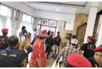 Musda II pemilahan ketua DAD Barito Utara, nyaris ricuh. Tampak gambar salah satu calon dikeluarkan dari tempat acara, usai memukul meja, Senin, 26 September 2022.Foto.Deni/1tulah.com