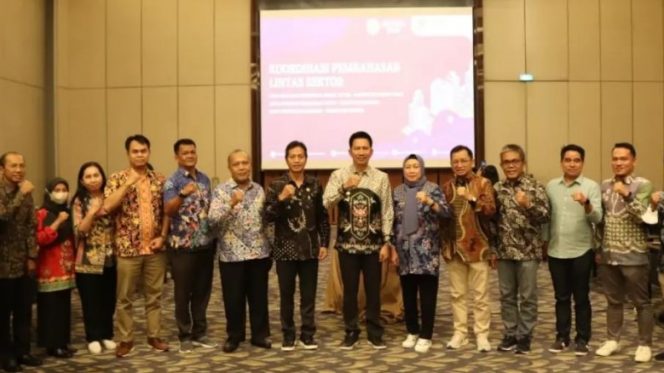 Bupati Nadalsyah bersama tim foto bersama, usai paparan Rencana Tata Ruang Kota Muara Teweh di Jakarta, Senin (26/9/2022).
Foto.Delia/1tulah.com
