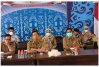 Sekda Drs Muhlis mewakili Bupati Barito Utara didampingi Tim Pengendali Inflasi Daerah (TPID) menghadiri pertemuan dan arahan Presiden RI secara virtual tentang pengendalian inflasi di daerah, Senin (12/9/2022).
Foto.Delia/1tulah.com
