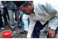 etua Komisi III DPRD Barito Utara, H Tajeri saat meletakkan batu pertama Pembangunan Langgar Baitul Amal di Kelurahan Lanjas,  Kamis (14/07/2022). Foto.Delia/1tulah.com