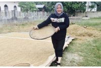 Henny Rosgiaty Rusli, Ketua Fraksi PDI Perjuangan saat mengunjungi salah satu desa di Kecamatan Lahei Barat, terkait peningkatan PAD.Foto.Delia/1tulah.com