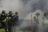 Aparat keamanan menembakkan gas air mata untuk menghalau suporter yang masuk lapangan usai pertandingan sepak bola BRI Liga 1 antara Arema melawan Persebaya di Stadion Kanjuruhan, Malang, Sabtu (1/10/2022) (suara.com)