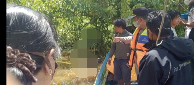 Kapolsek Permata Intan IPDA Catur Iga Akbar bersama melakukan evaluasi mayat yang ditemukan warga desa  Pantai Laga, Selasa (4/10/2022) (foto : Polsek Permata Intan)