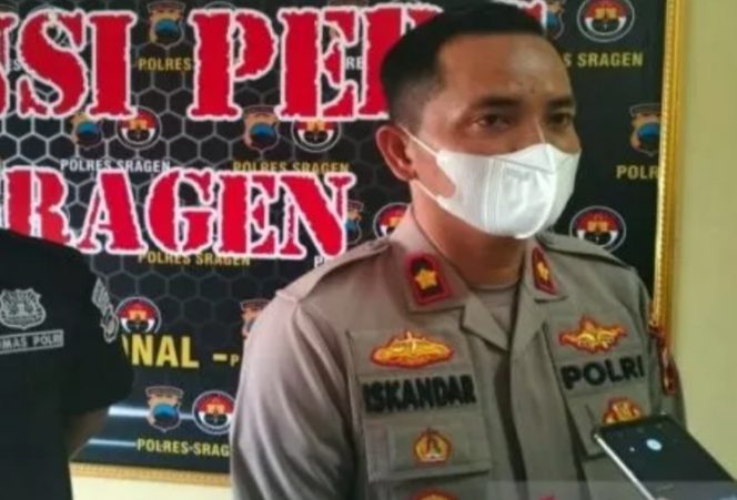 Wakapolres Sragen Kompol Iskandarsyah saat memberikan keterangan kasus pembunuhan sang ibu terhadap anak kandung sendiri dalam konferensi pers, di Mapolres Sragen, Selasa (4/10/2022). (suara.com)
