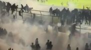 Tembakan gas air mata ke arah tribun penonton di Kanjuruhan Malang (suara.com)