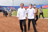 Presiden Jokowi didampingi Ketua Umum PSSI Mochamad Iriawan meninjau kondisi Stadion Kanjuruhan pasca terjadinya kerusuhan pada Sabtu (1/10) malam, Rabu (5/10/2022). (suara.com)