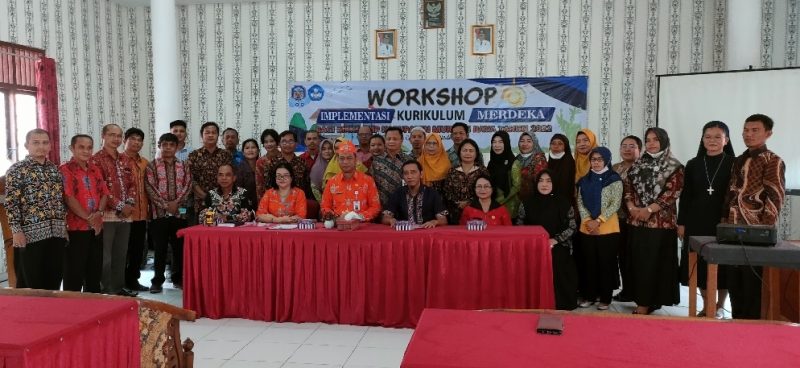 Kadis Dikbud Mura Ferdinand Wijaya dan jajarannya foto bersama dengan peserta workshop, Kamis (6/10/2022) di aula Disdikbud Mura. (Suroso/1tulah.com)