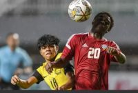Timnas Uni Emirat Arab U-17 (UEA) Waleed Mallalla Alhammadi (kanan) berebut bola dengan pesepak bola Timnas Malaysia U-17 Ahmad Danial Razali (kiri) dalam laga Grup B Kualifikasi Piala Asia U-17 2023 di Stadion Pakansari, Cibinong, Kabupaten Bogor, Jawa Barat, Jumat (7/10/2022). Timnas Malaysia U-17 menang atas Timnas Uni Emirat Arab (UEA) dengan skor 3-2. (suara.com/antara)
