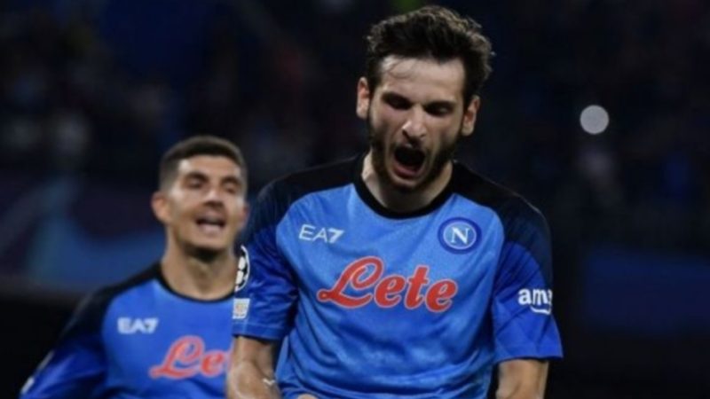 Selebrasi Khvicha Kvaratskhelia setelah mencetak gol ketiga Napoli dalam pertandingan Liga Champions lawan Ajax Amsterdam pada 12 Oktober. (AFP/suara.com)