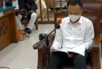 Bripka Ricky Rizal saat menjalani sidang perdana kasus pembunuhan Brigadir J di Pengadilan Negeri Jakarta Selatan, Senin (17/10/2022) (suara.com)