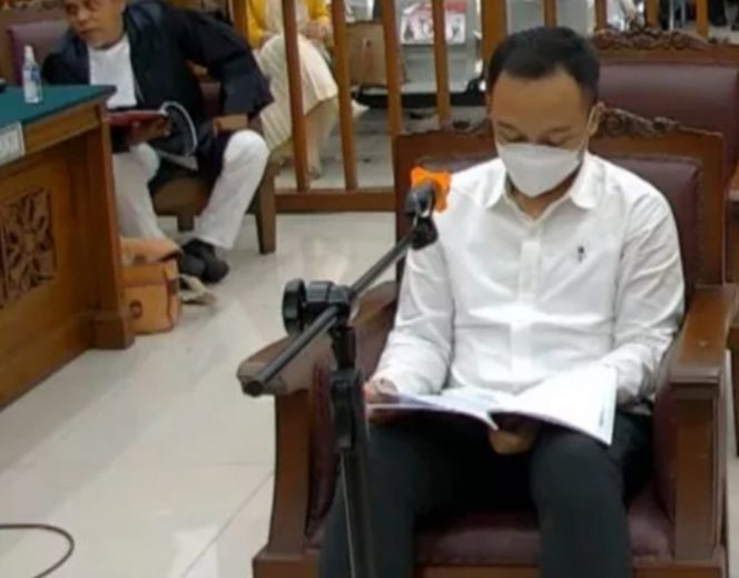 Bripka Ricky Rizal saat menjalani sidang perdana kasus pembunuhan Brigadir J di Pengadilan Negeri Jakarta Selatan, Senin (17/10/2022) (suara.com)