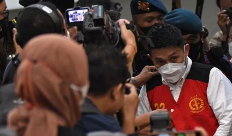 Terdakwa kasus obstruction of justice Brigadir J, Chuck Putranto (kanan) memasuki ruangan saat akan menjalani sidang perdana di Pengadilan Negeri Jakarta Selatan, Rabu (19/10/2022). (Antara FOTO/Aditya Pradana Putra/suara.com)