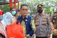 Wabup Mura Rejikinoor menyerahkan paket sembako di gelaran Pasar murah dalam rangka menekan kenaikan inflasi, Kamis (20/10/2022) (suroso/1tulah.com)