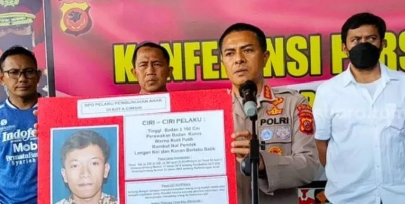 Polisi menunjukkan identitas pelaku penusukan bocah 12 tahun di Cimahi, Jawa Barat. (ANTARA/Bagus Ahmad Rizaldi).
