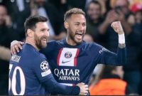 Pemain depan Paris Saint-Germain asal Brasil Neymar (kanan) melakukan selebrasi dengan Lionel Messi setelah mencetak gol ketiga timnya selama matchday kelima Grup H Champions League 2022-2023 antara PSG vs Maccabi Haifa FC di Stadion Parc des Princes di Paris pada 25 Oktober 2022. Geoffroy VAN DER HASSELT / AFP/suara.com