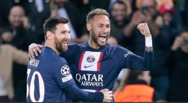 Pemain depan Paris Saint-Germain asal Brasil Neymar (kanan) melakukan selebrasi dengan Lionel Messi setelah mencetak gol ketiga timnya selama matchday kelima Grup H Champions League 2022-2023 antara PSG vs Maccabi Haifa FC di Stadion Parc des Princes di Paris pada 25 Oktober 2022. Geoffroy VAN DER HASSELT / AFP/suara.com